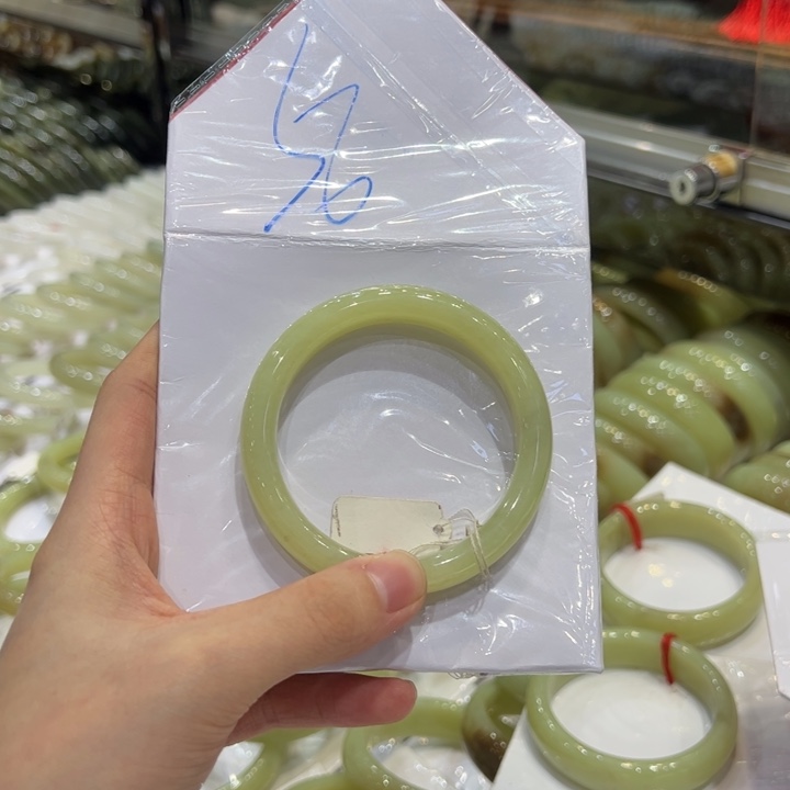 陈***糖未镶嵌手镯和田玉