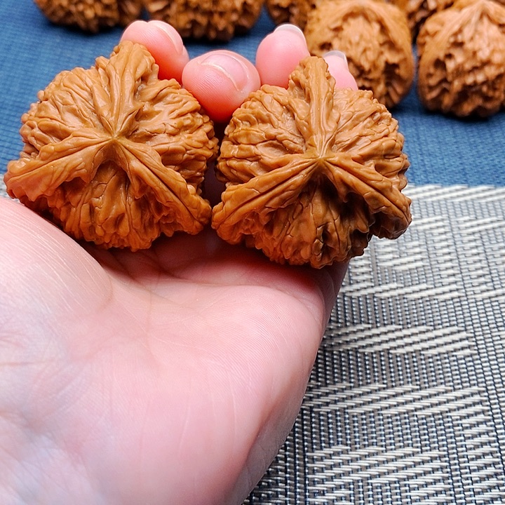 用***9文玩核桃吊坠三棱