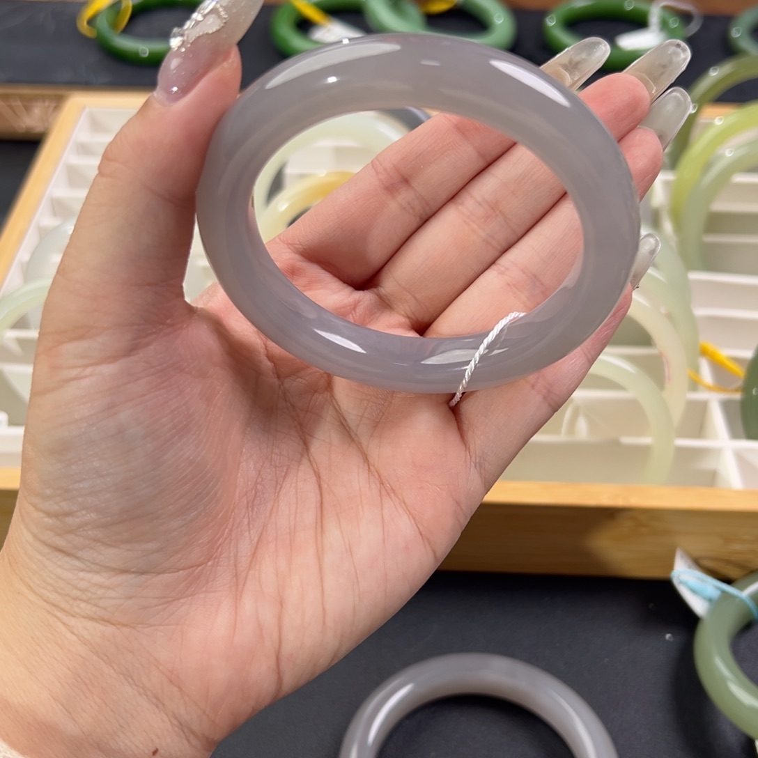 蔡****和田玉未镶嵌手镯有纹 介意勿拍