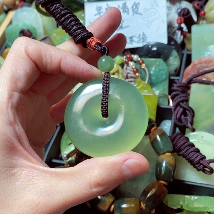 蛇纹石玉颈饰未镶嵌