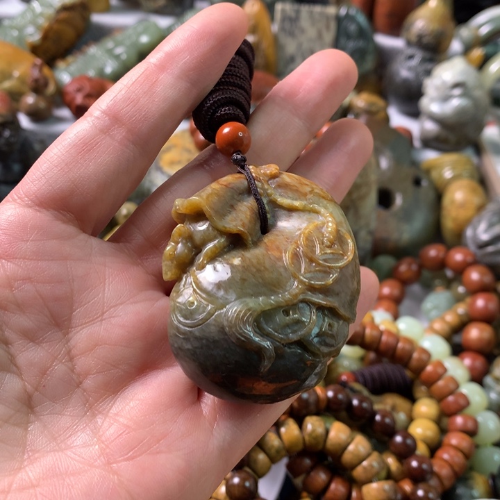 未镶嵌岫岩河磨玉（透闪石质玉）把件