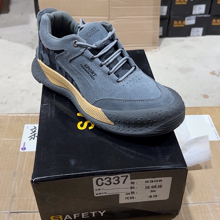编码337号。43码防砸防刺劳保鞋。鞋口有锈