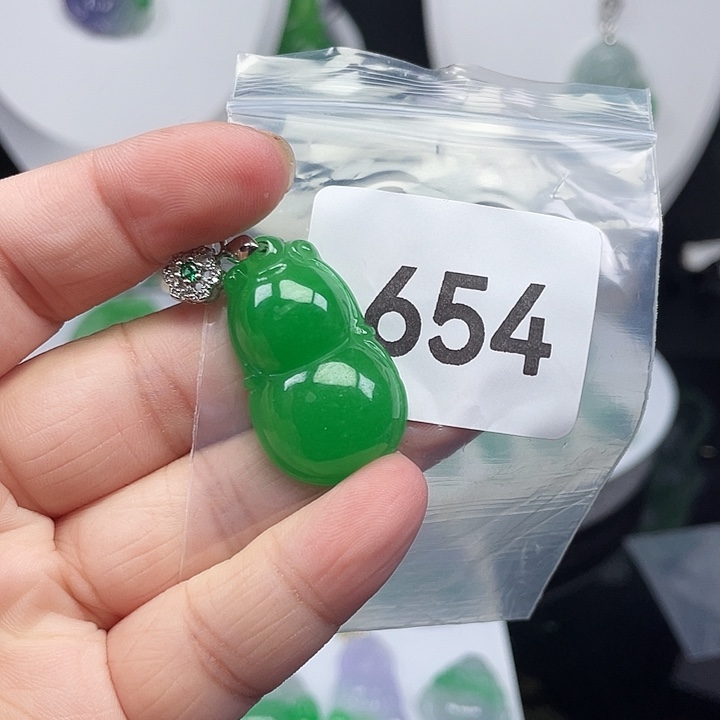 翡翠未镶嵌吊坠(赠链)