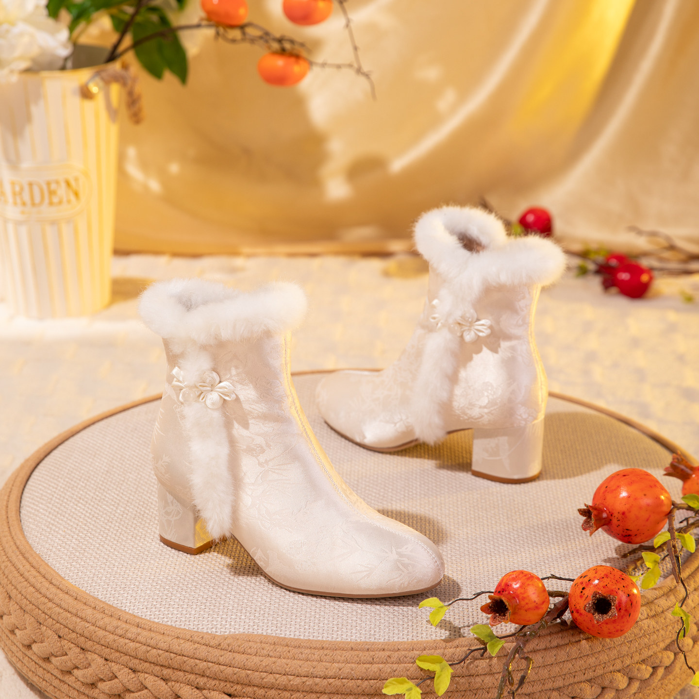 旗袍鞋国风2025年冬季新款加绒女靴粗跟尖头盘扣新中式刺绣短靴