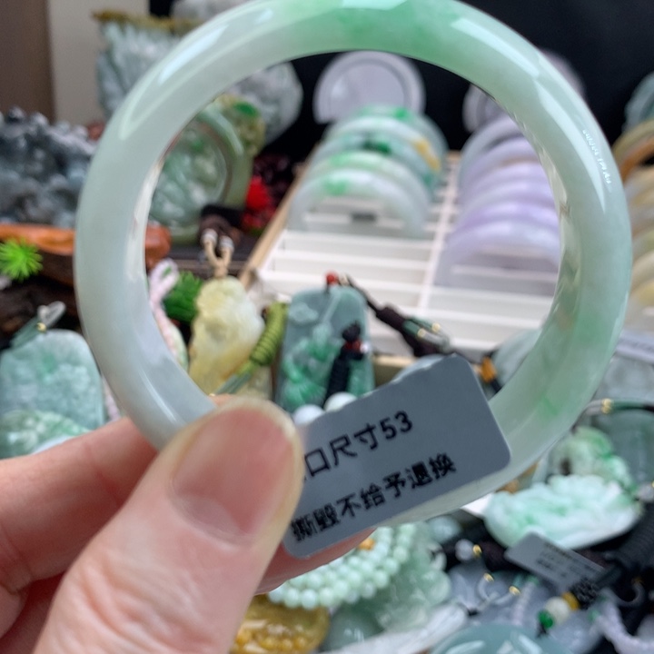 翡翠手镯未镶嵌吊坠