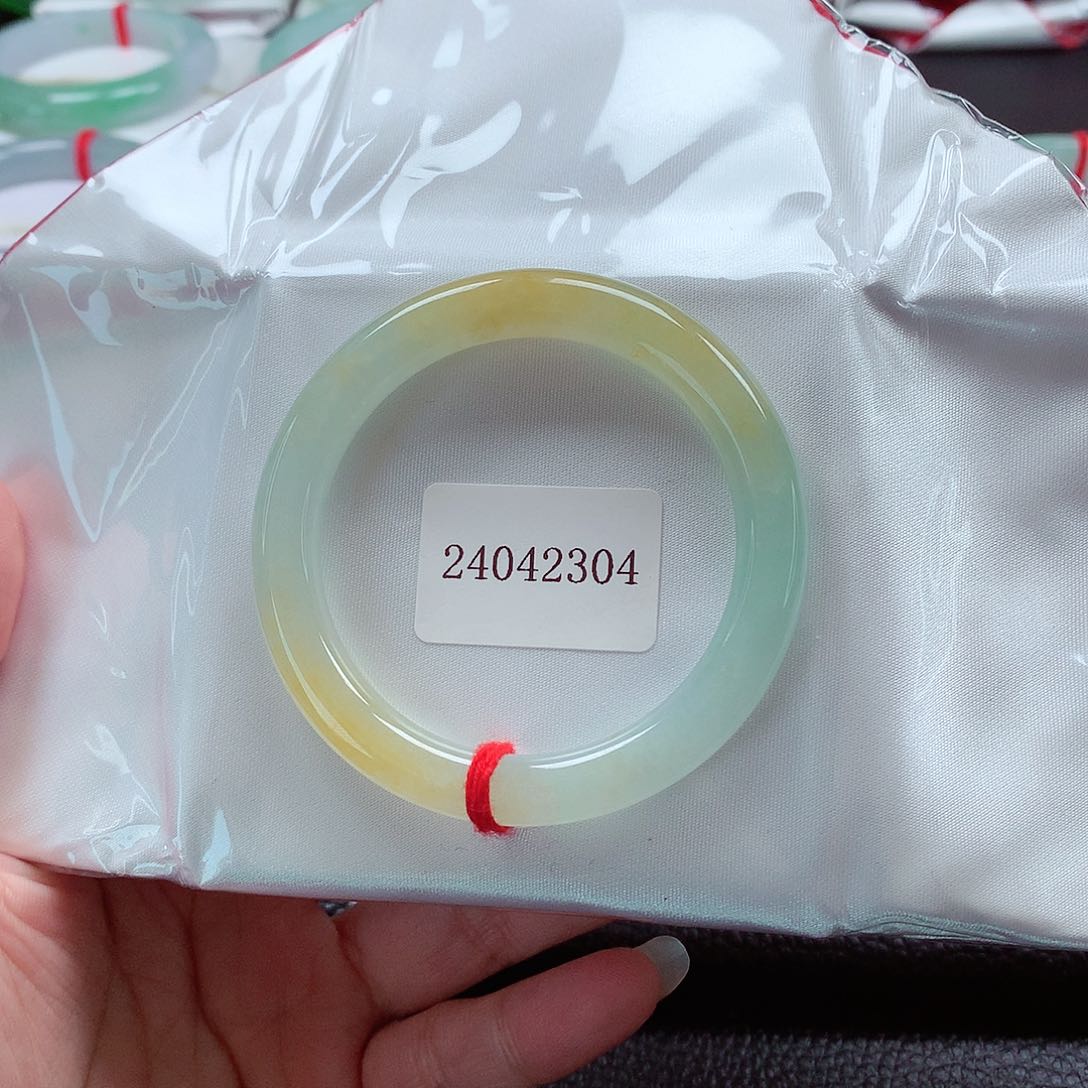 翡翠手镯（圆镯）未镶嵌天然A货翡翠手镯
