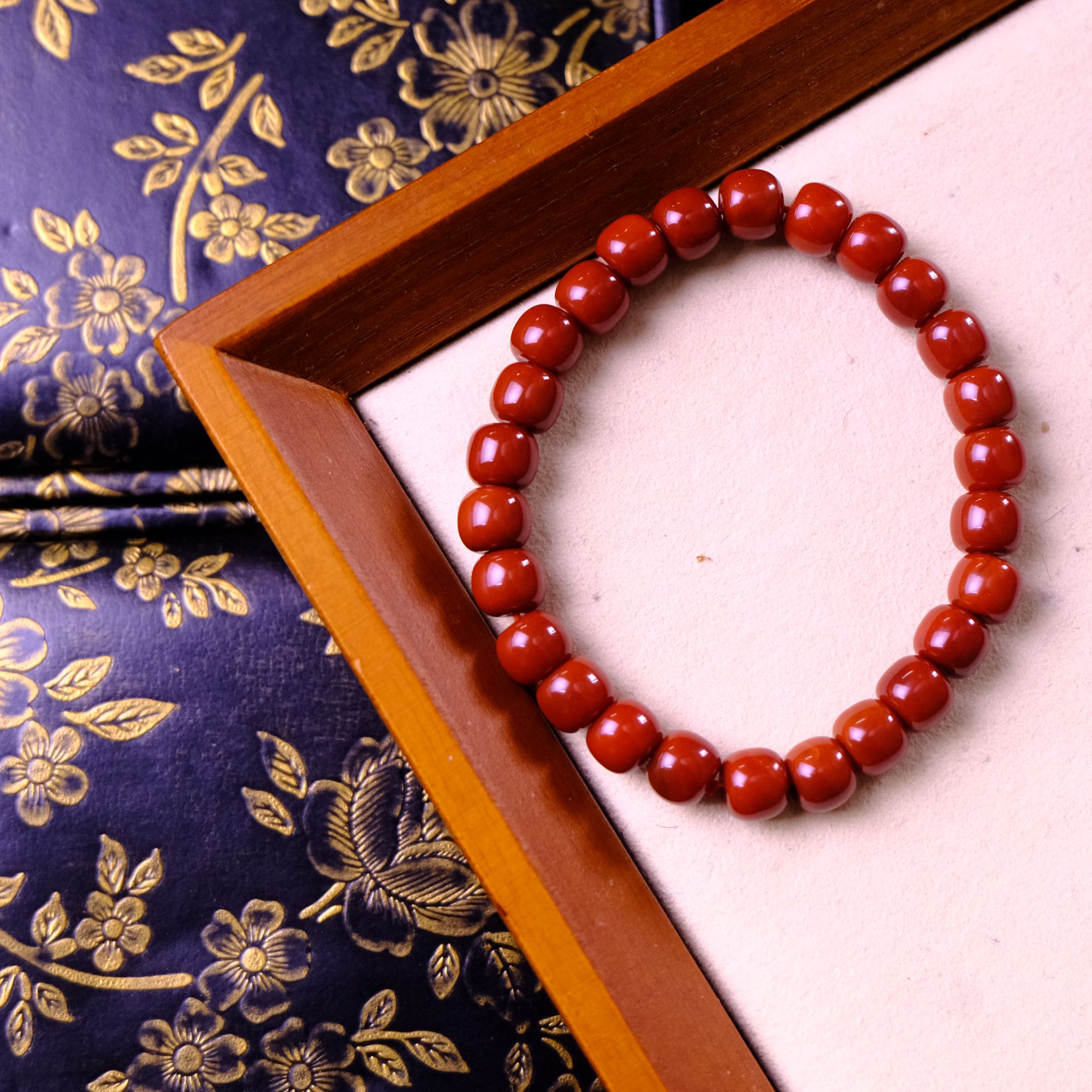 7.5MM瓦西料，牛血红，老型单圈手串，以直播间为准