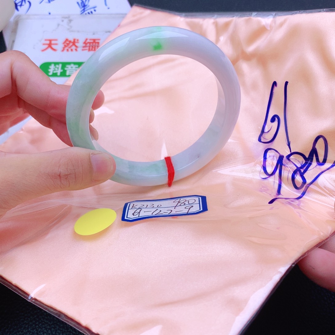 翡翠手镯未镶嵌翡翠