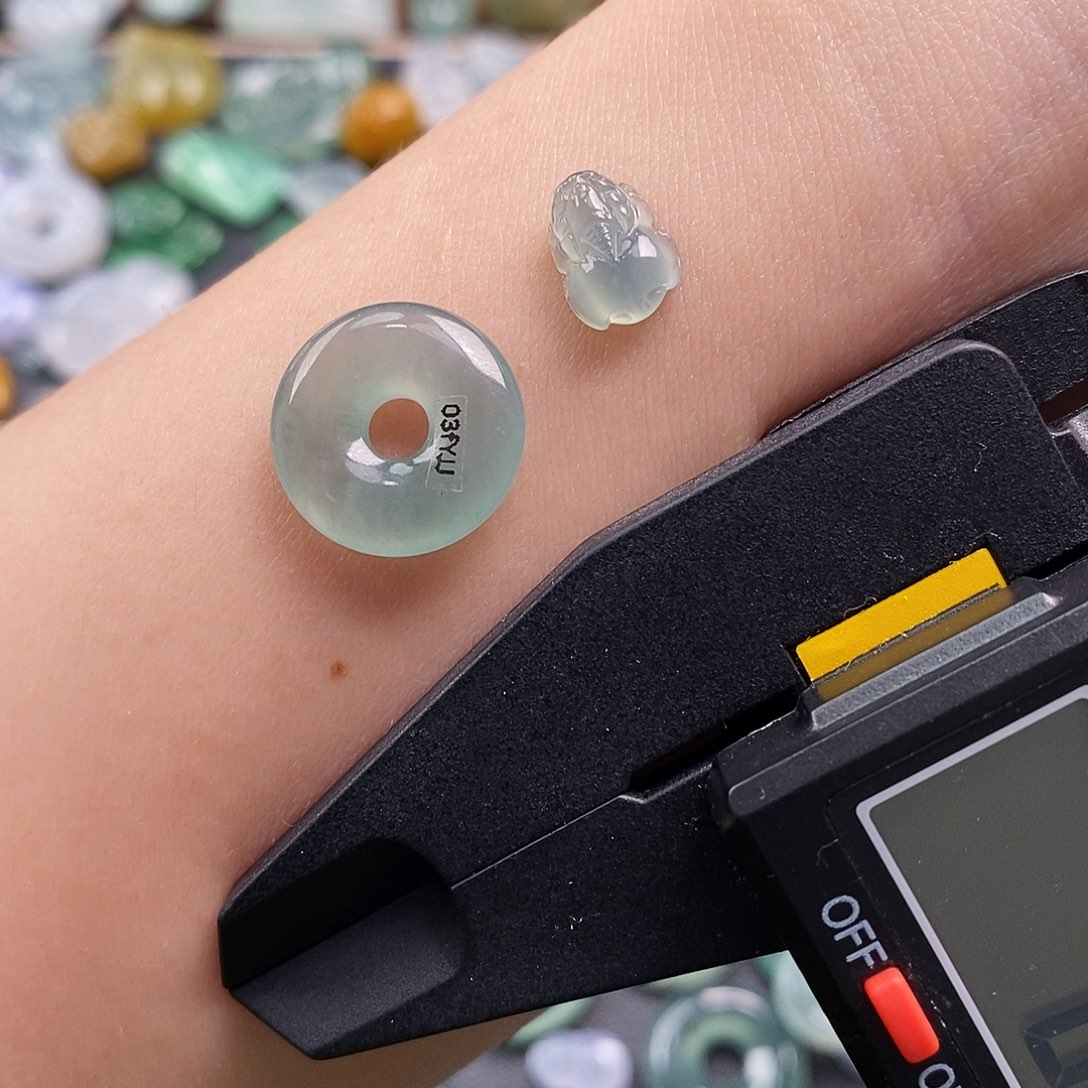 无****翡翠未镶嵌颈饰甜甜圈➕貔貅