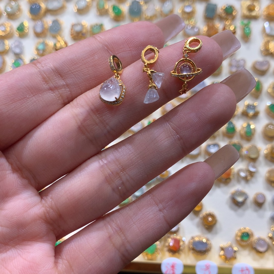 阿***肯翡翠18K金镶嵌颈饰翡翠