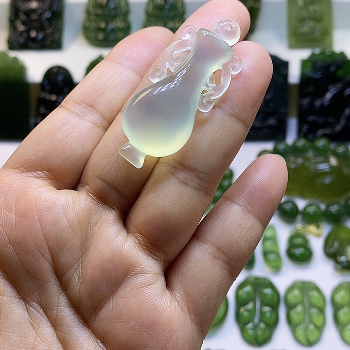 蛇纹石玉颈饰未镶嵌