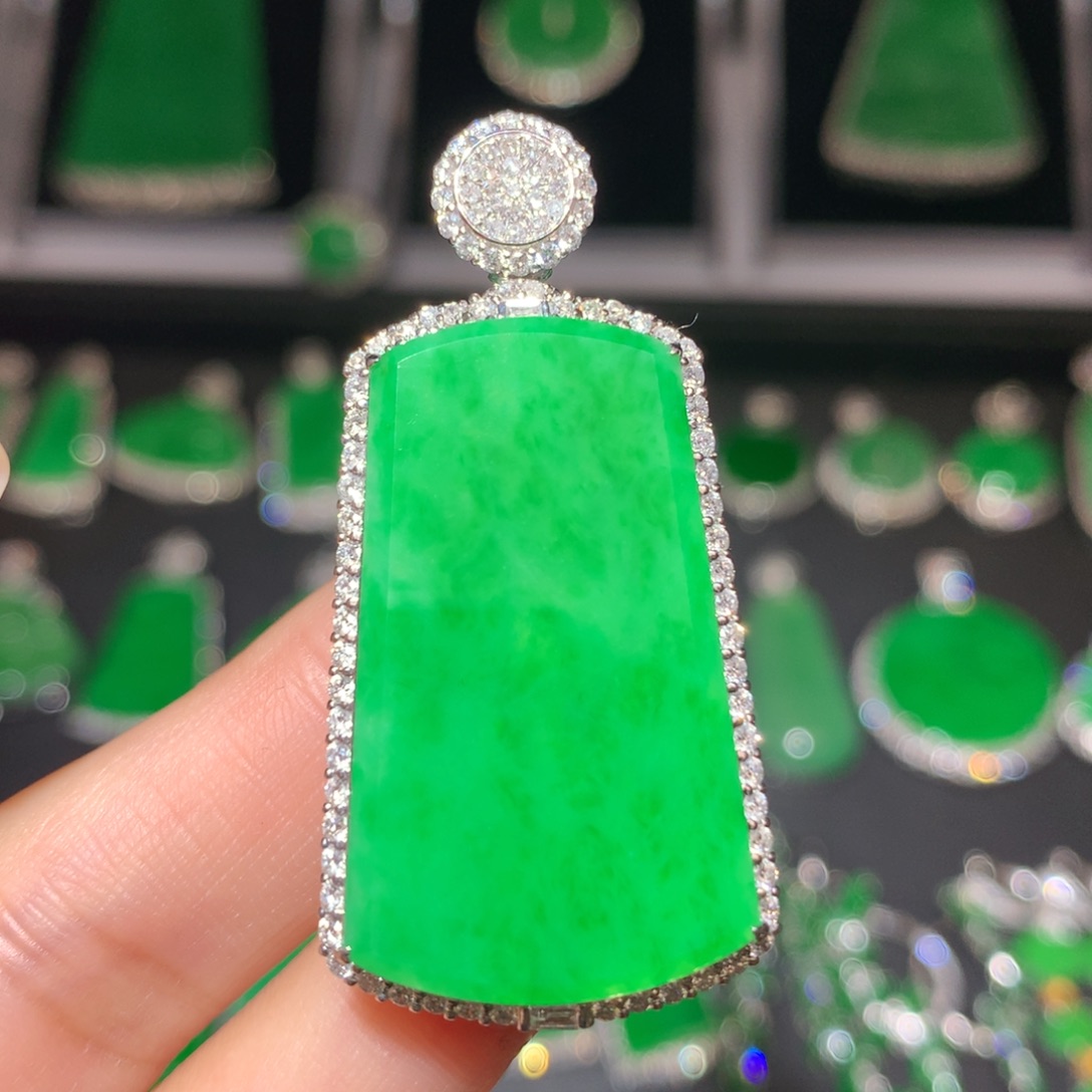 翡翠颈饰18K金镶嵌翡翠