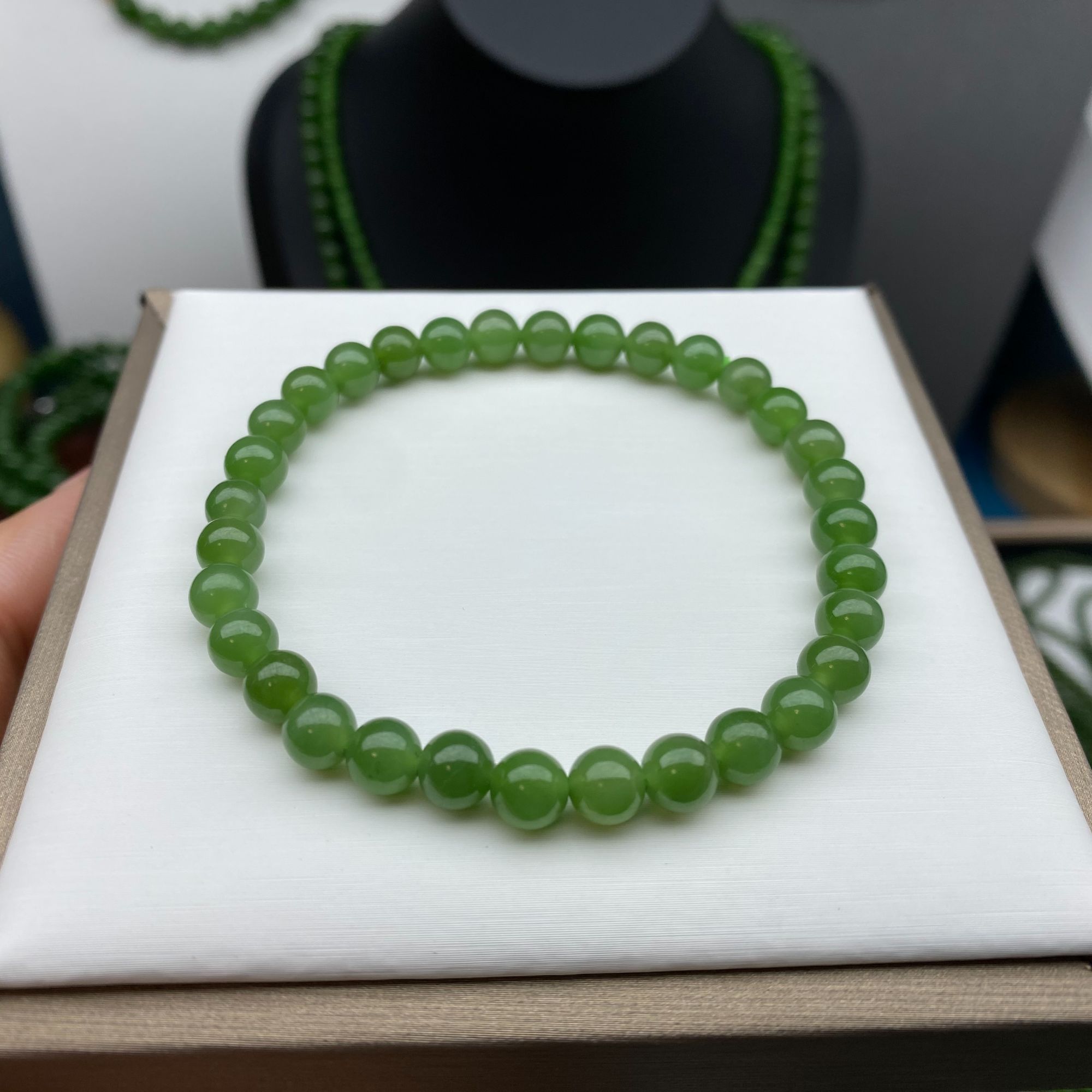 【惠帆珠宝】 天然和田玉碧玉  卡6mm阳绿无黑点