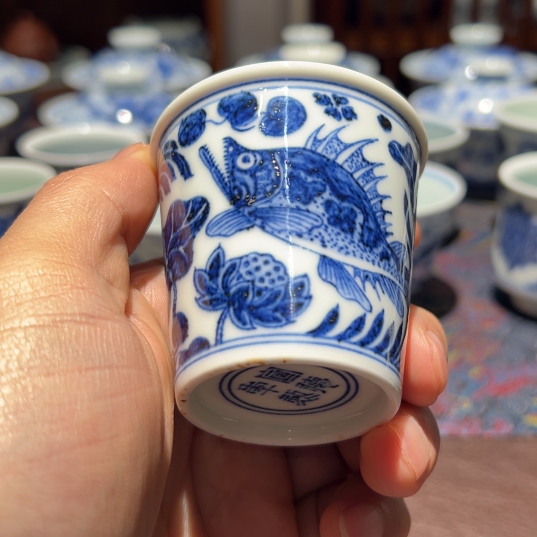 杯青花鱼藻纹小可乐杯口径约5.8厘米