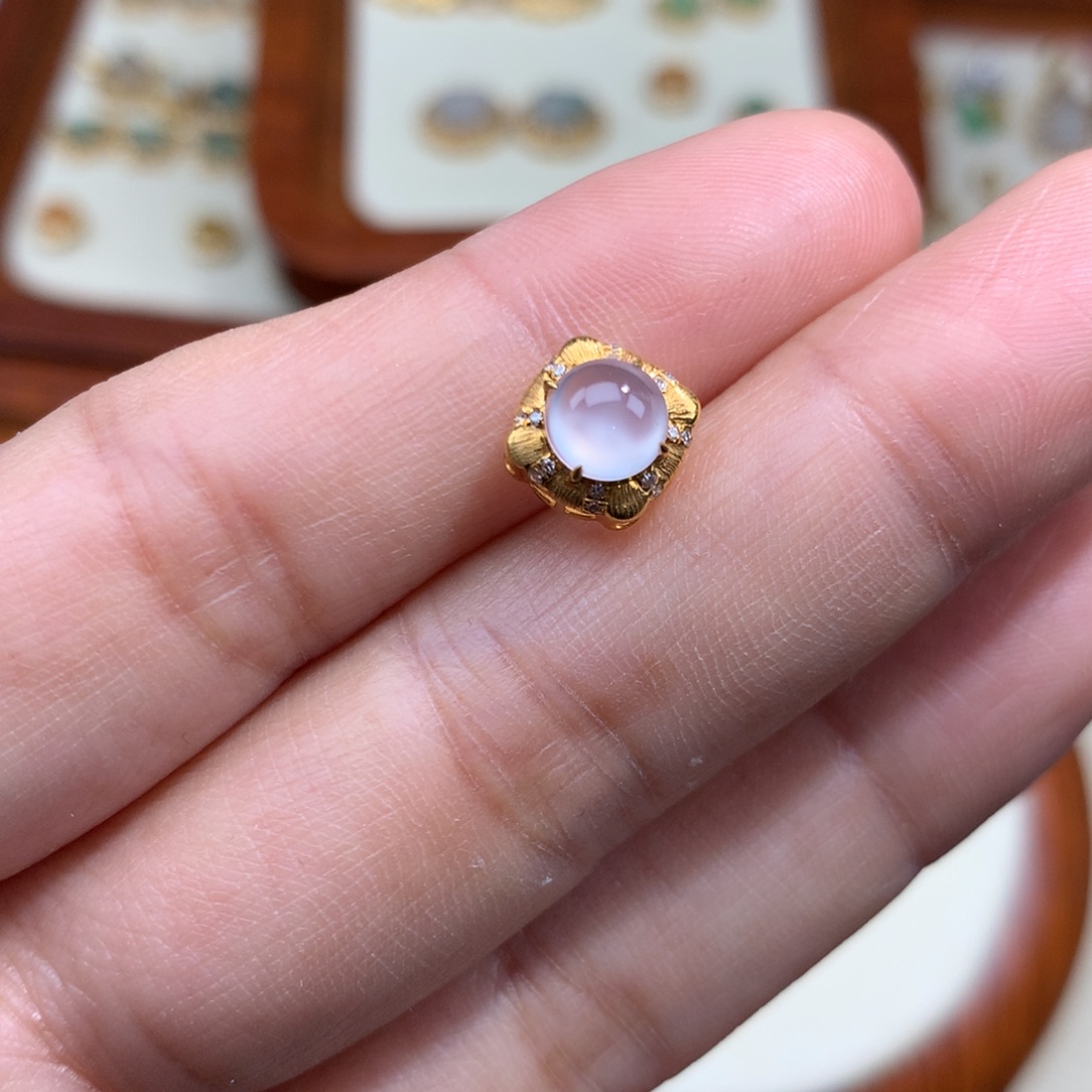 翡翠18K金镶嵌毛衣链蛋面