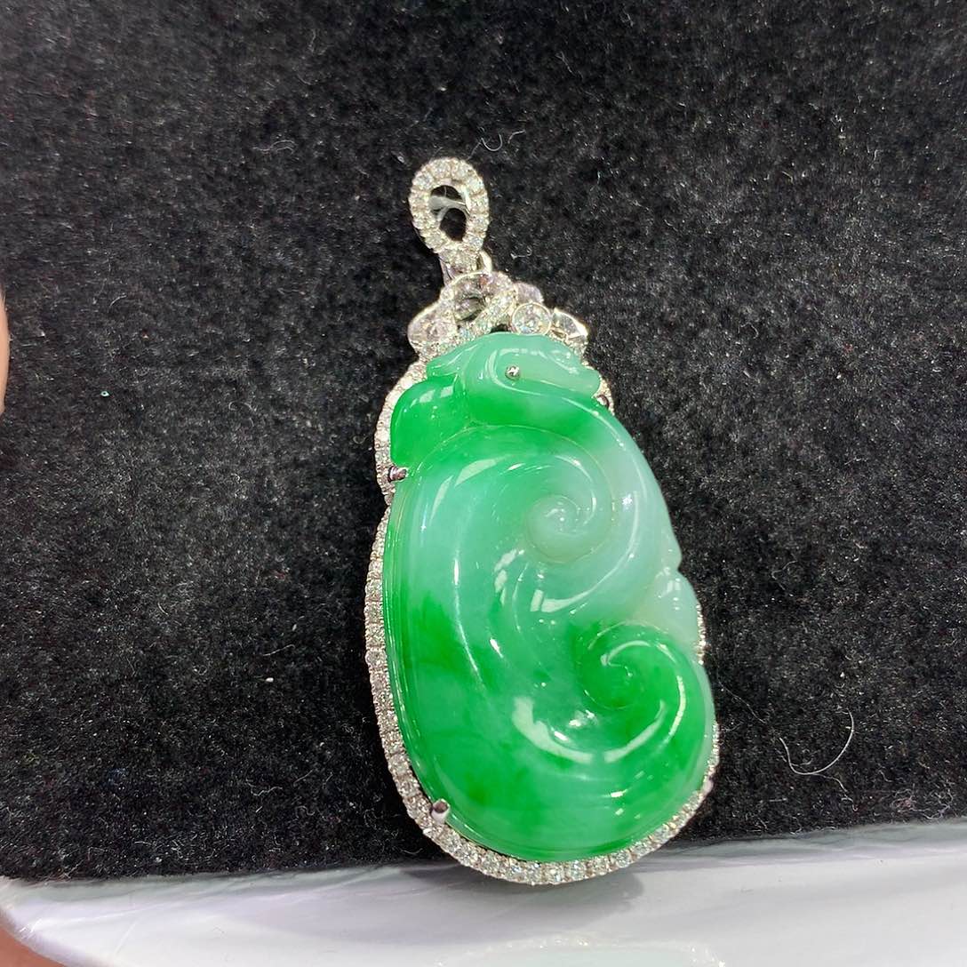 翡翠吊坠(赠链)18K金镶嵌