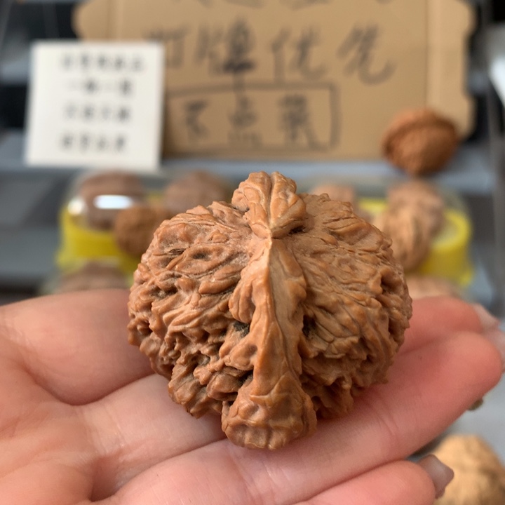 鸿***吊坠文玩核桃异形单只，有瑕疵