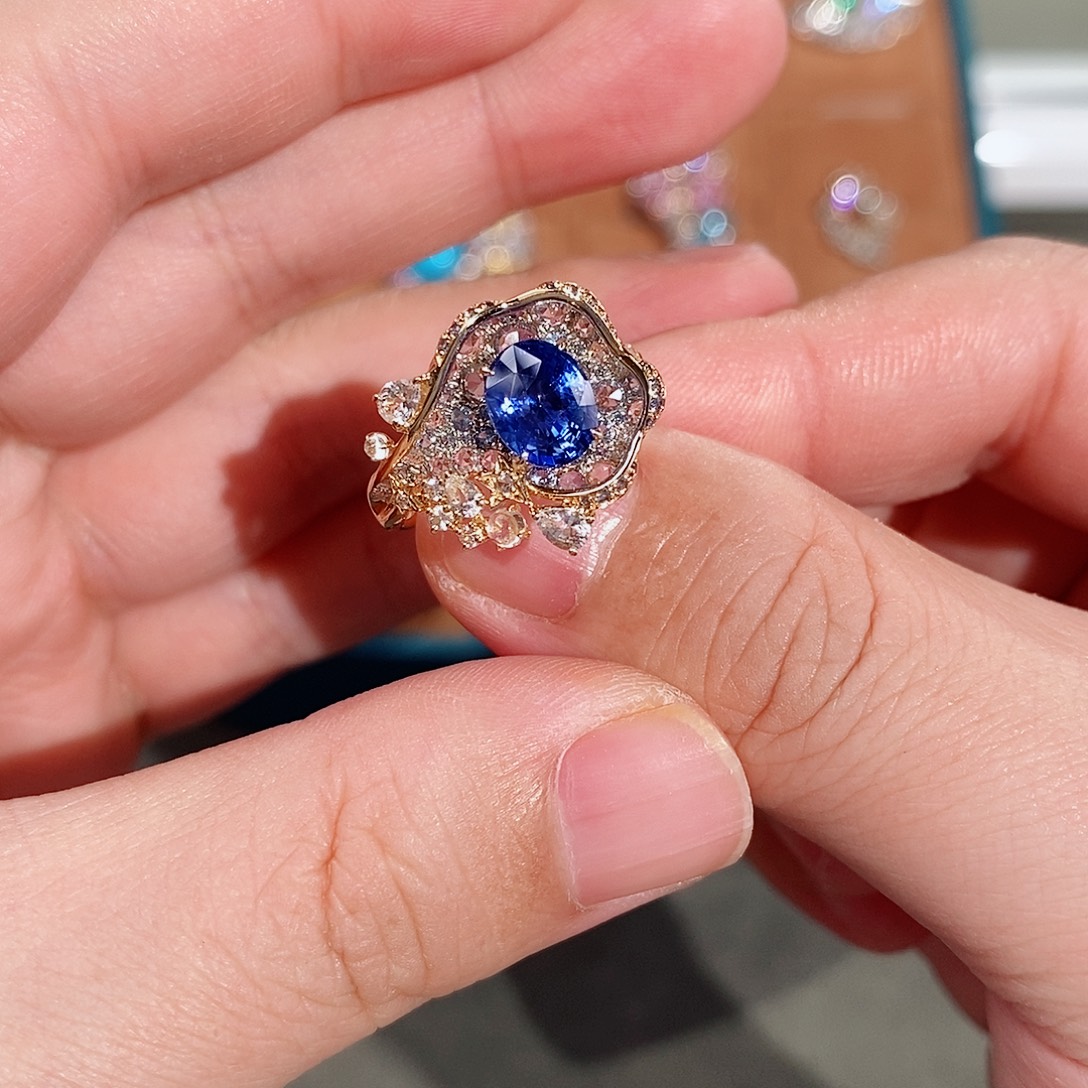 戒指蓝宝石18K金镶嵌吉尔德无烧矢车菊2.02ct