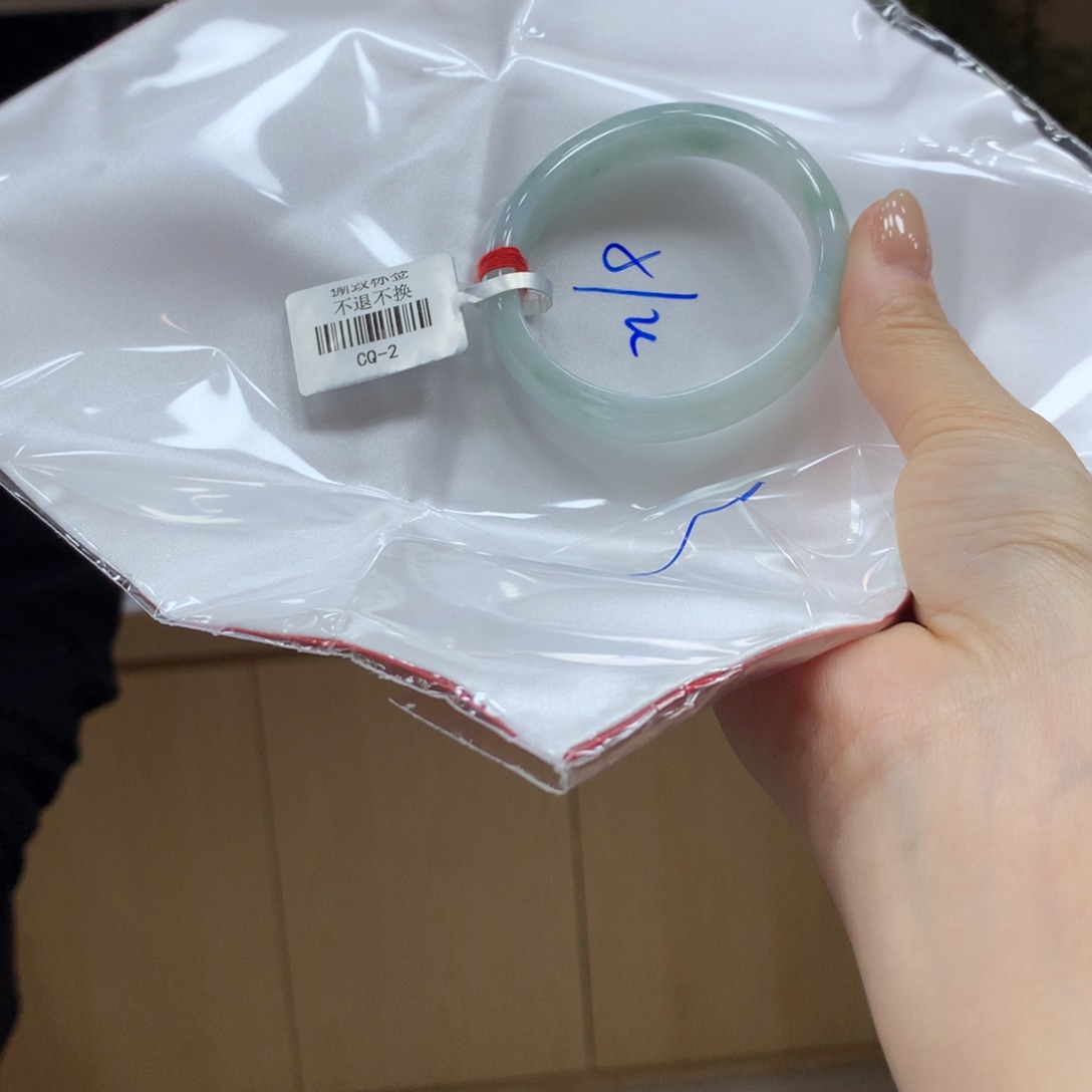 翡翠手镯未镶嵌不退不换