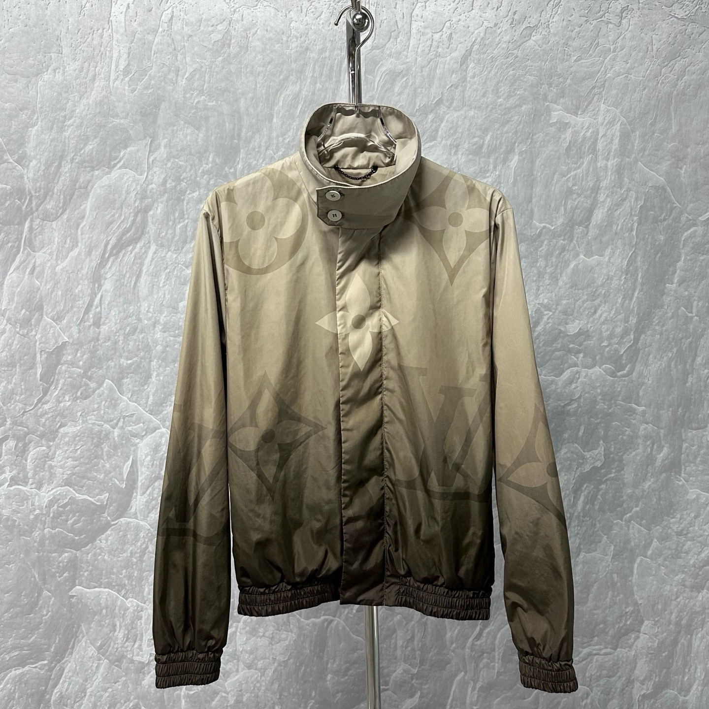 未使用 LouisVuitton/路易威登 SS25印花渐变立领外套46码J01121