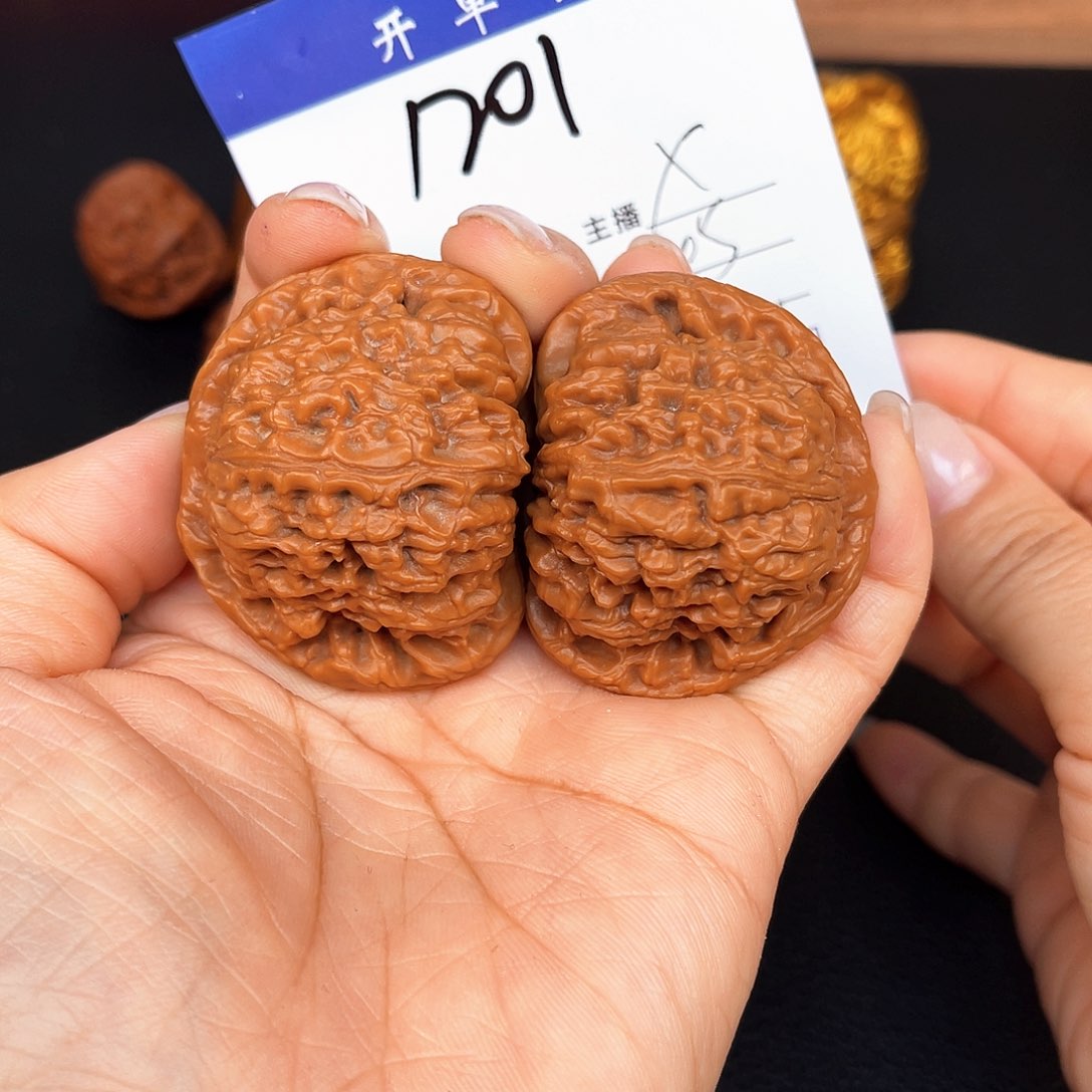 文玩核桃吊坠M****?南疆45尺。  1201