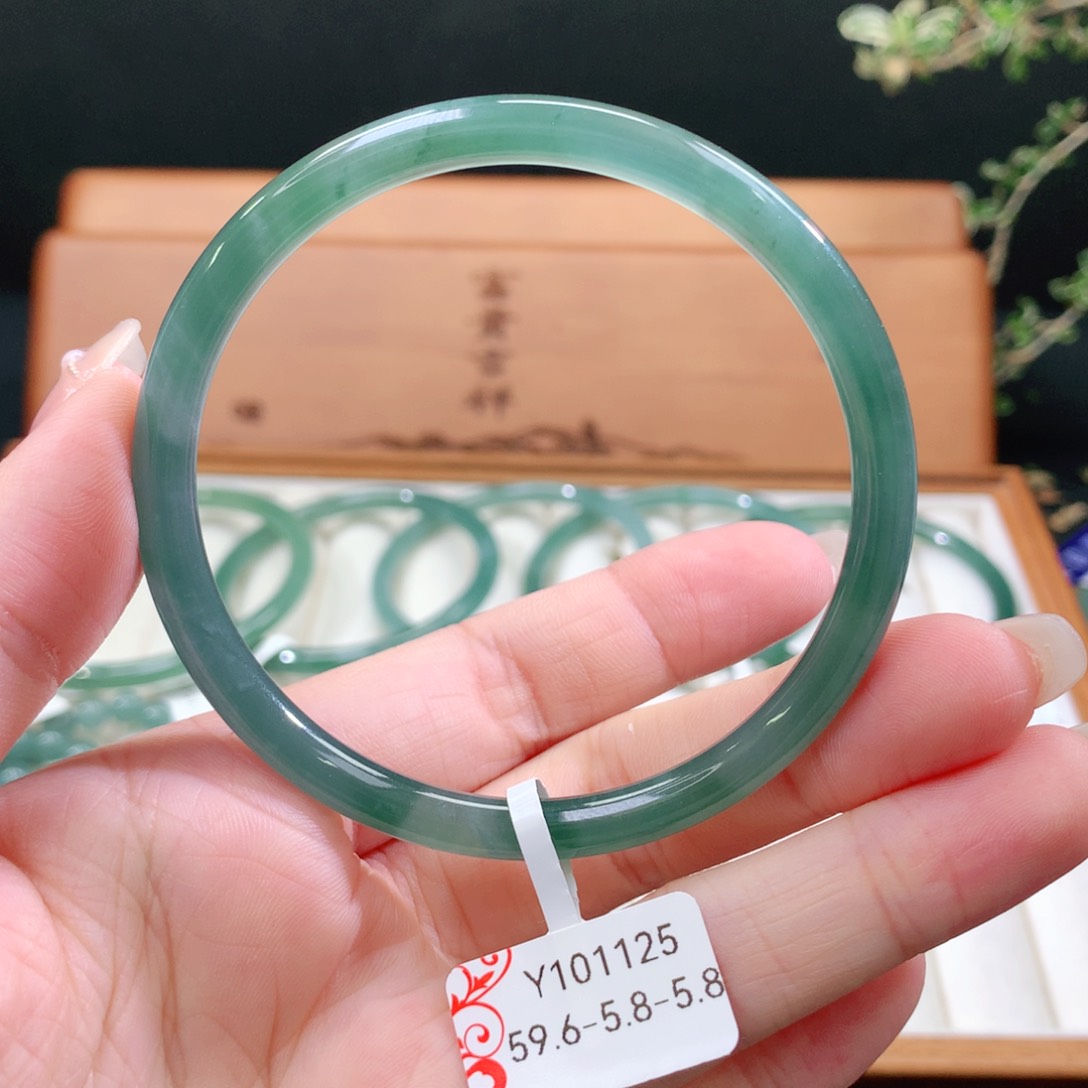 翡翠手镯未镶嵌天然