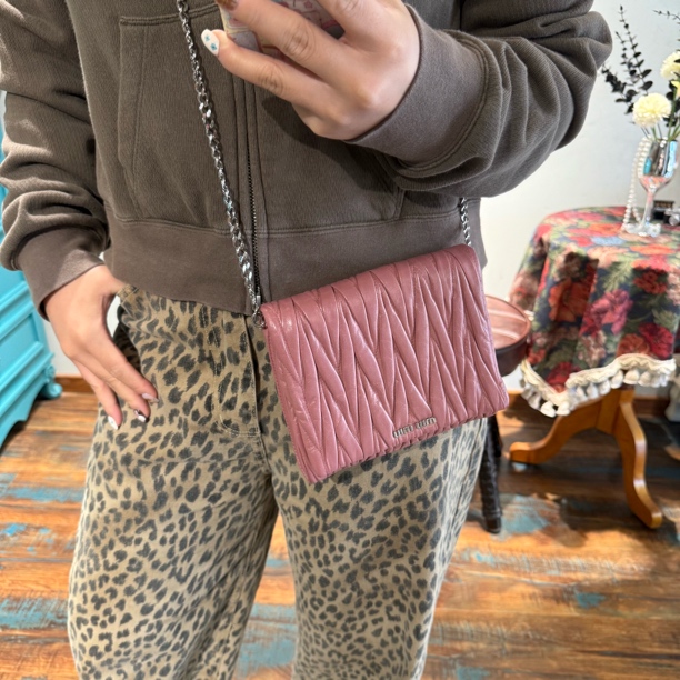 95新 MIU MIU/缪缪 粉色褶皱翻盖链条斜挎包
