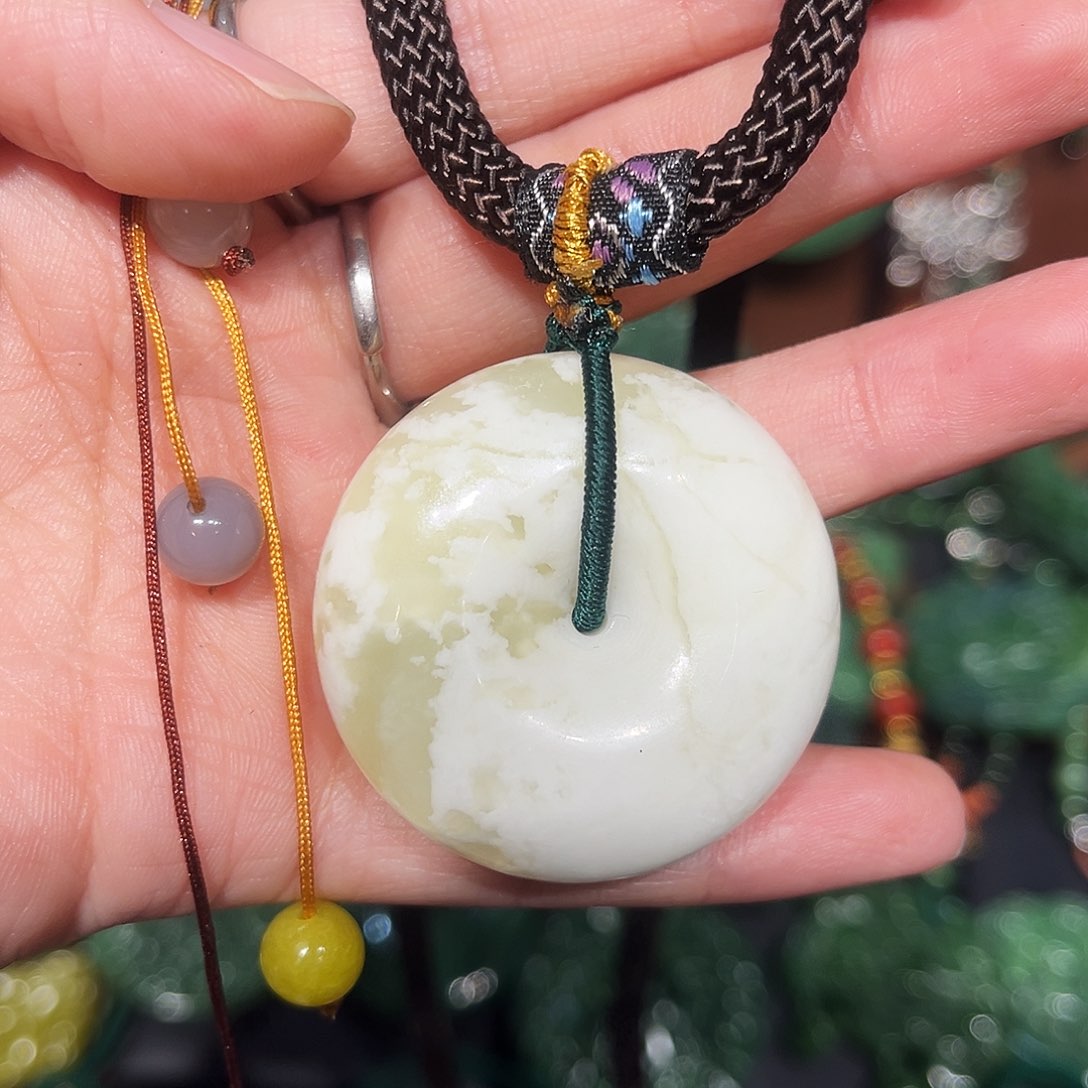 颈饰未镶嵌和田玉（糖玉）