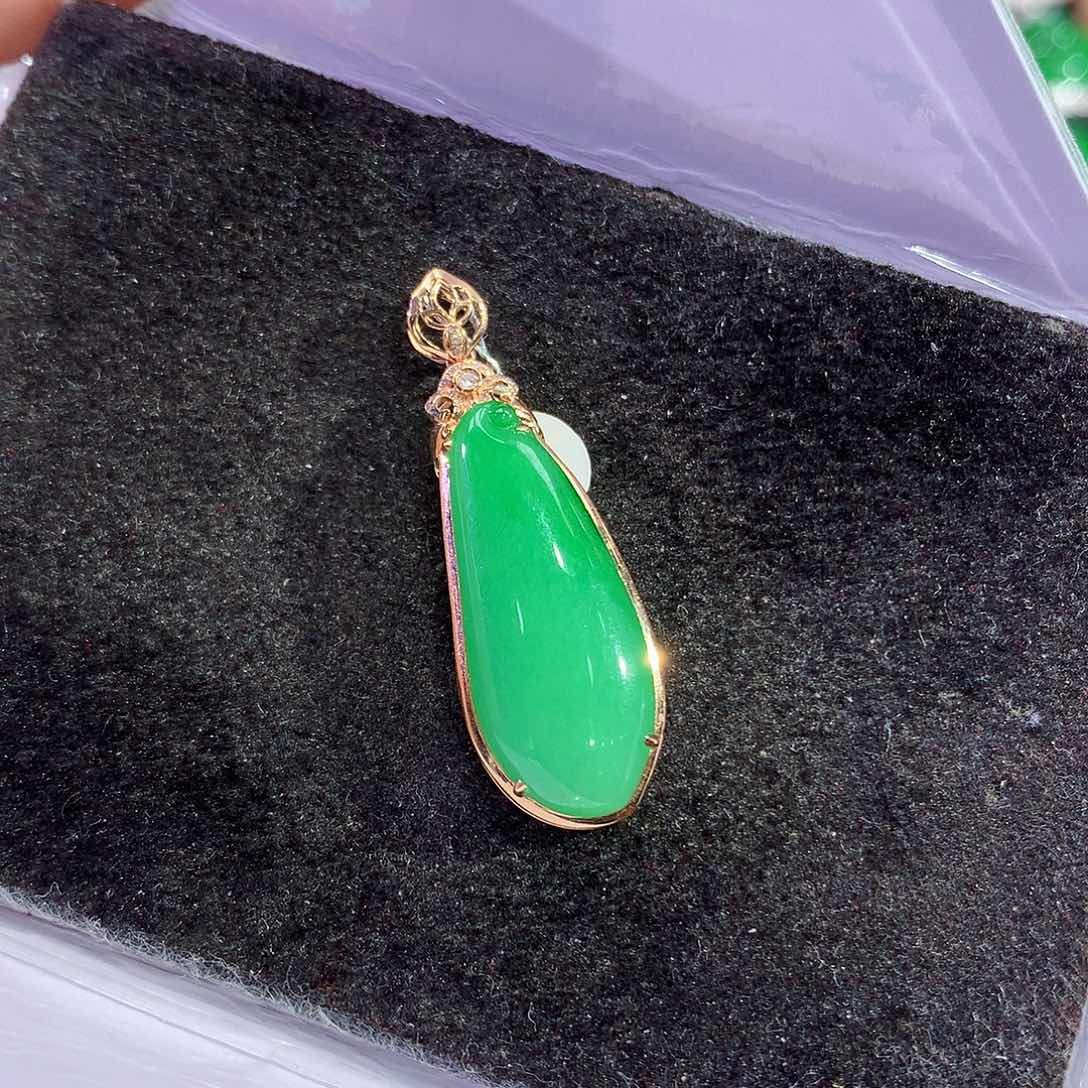 翡翠18K金镶嵌吊坠(赠链)