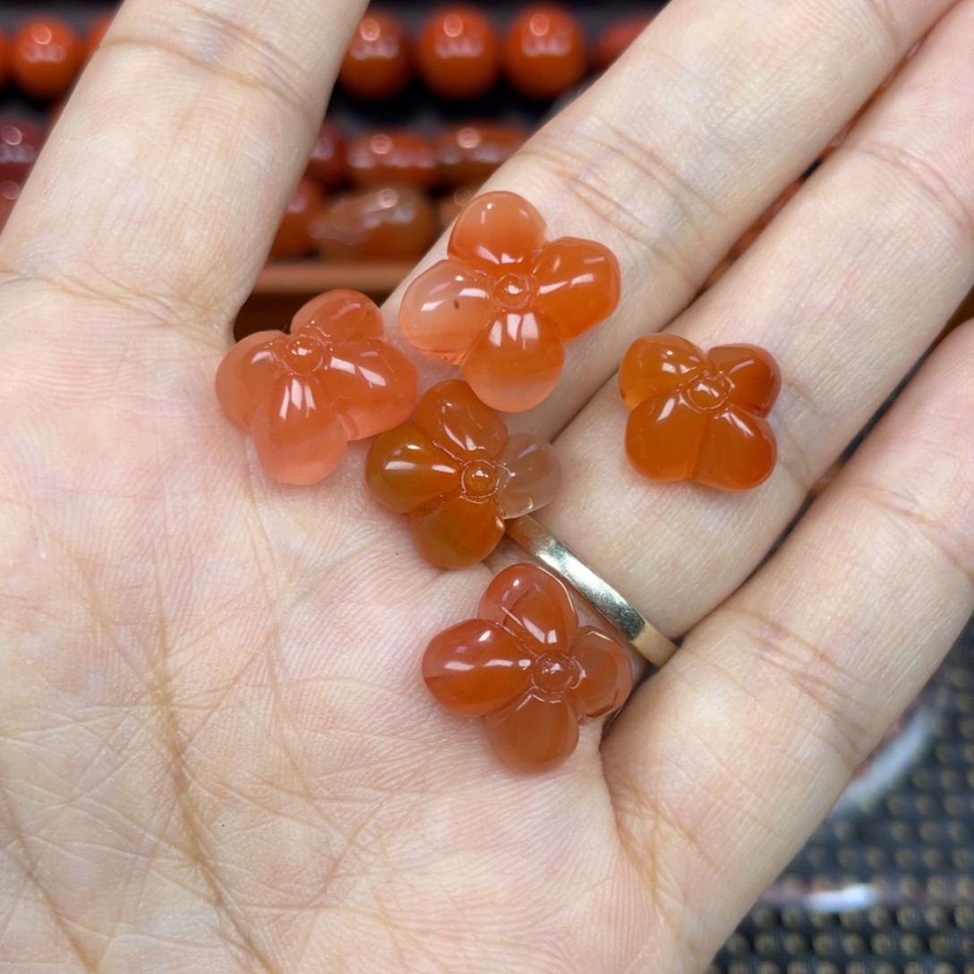 南红玛瑙未镶嵌颈饰四叶草