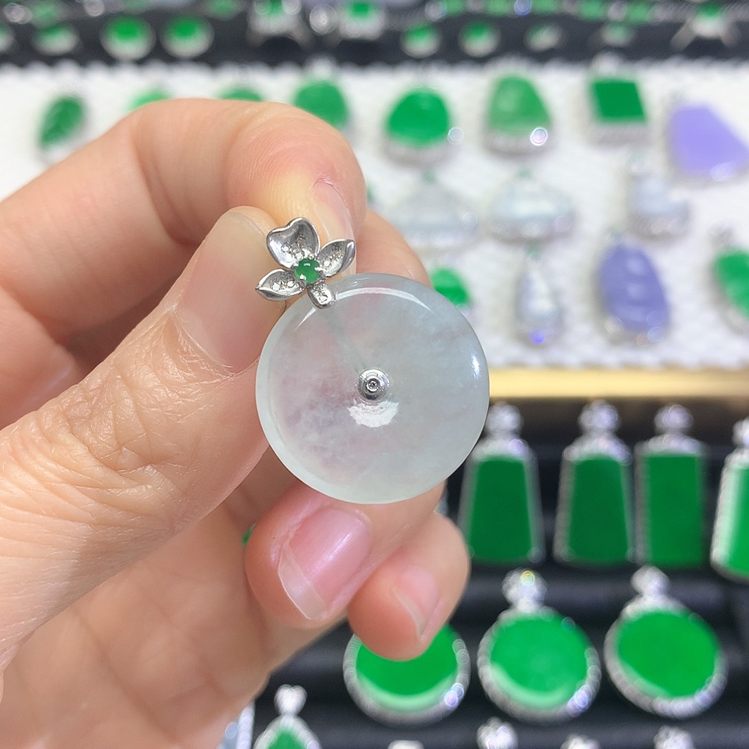 颈饰18K金镶嵌翡翠吊坠