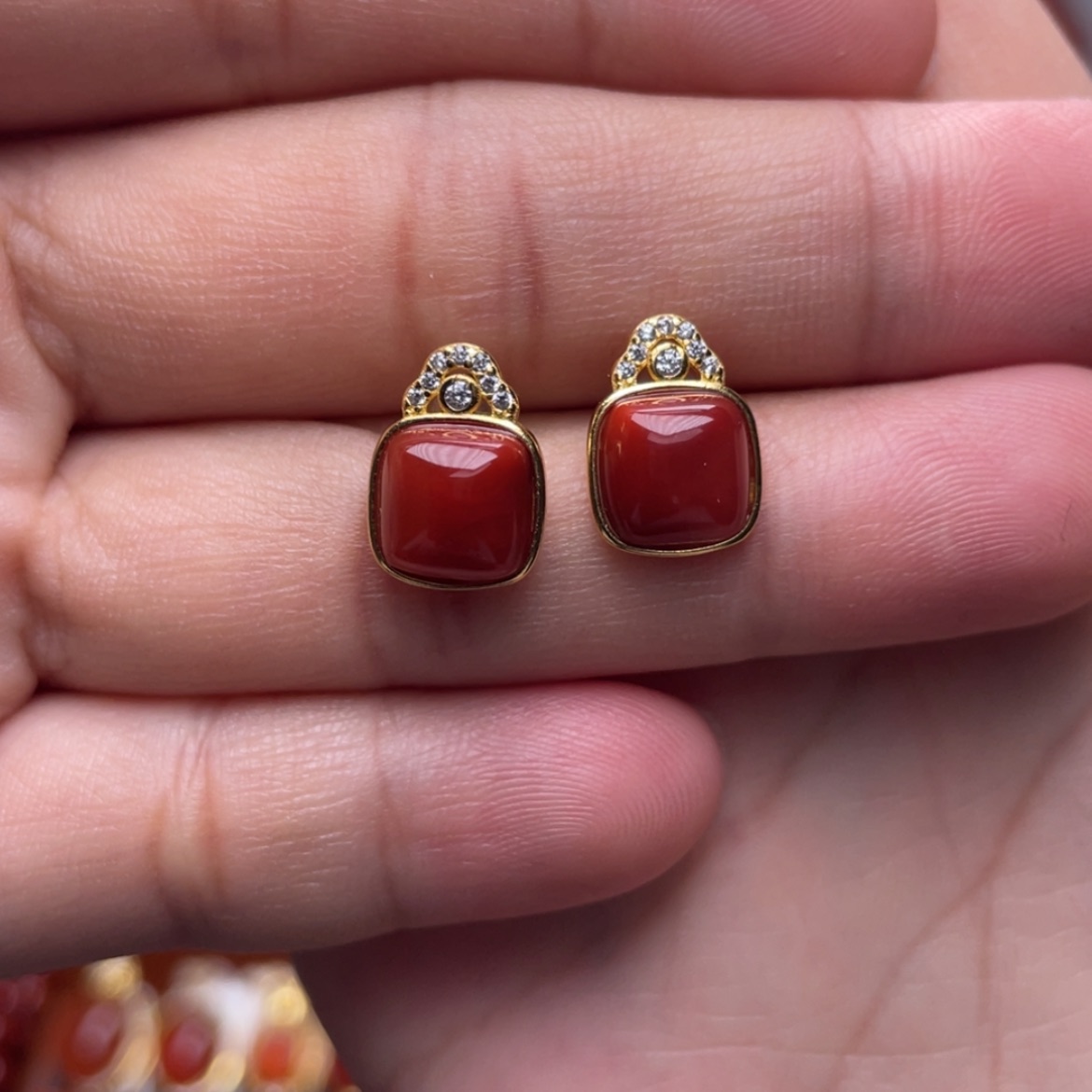 【闪购商品】银S925镶嵌方糖牛血红耳钉南红玛瑙