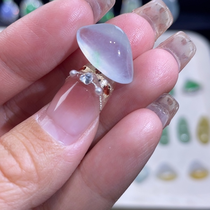 翡翠未镶嵌颈饰随行