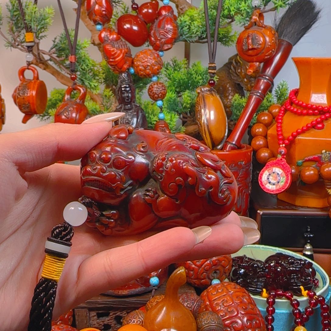 琥珀裸石未镶嵌貔貅