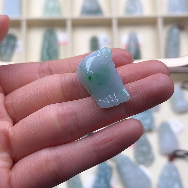 翡翠颈饰未镶嵌知足常乐