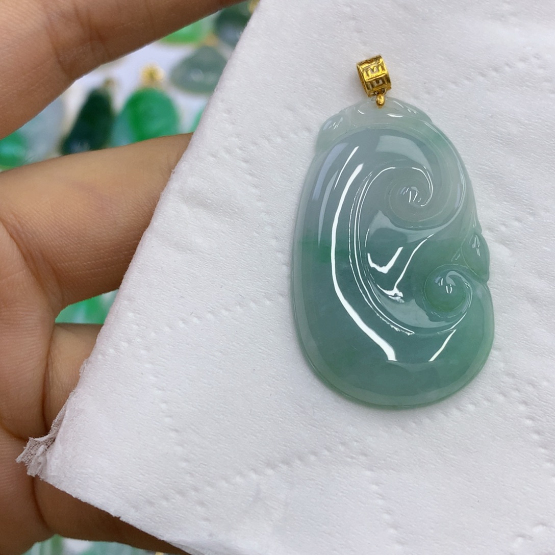 翡翠18K金镶嵌颈饰