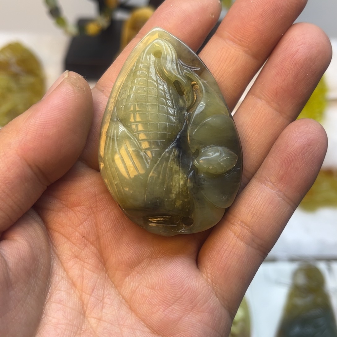 蛇纹石玉颈饰未镶嵌