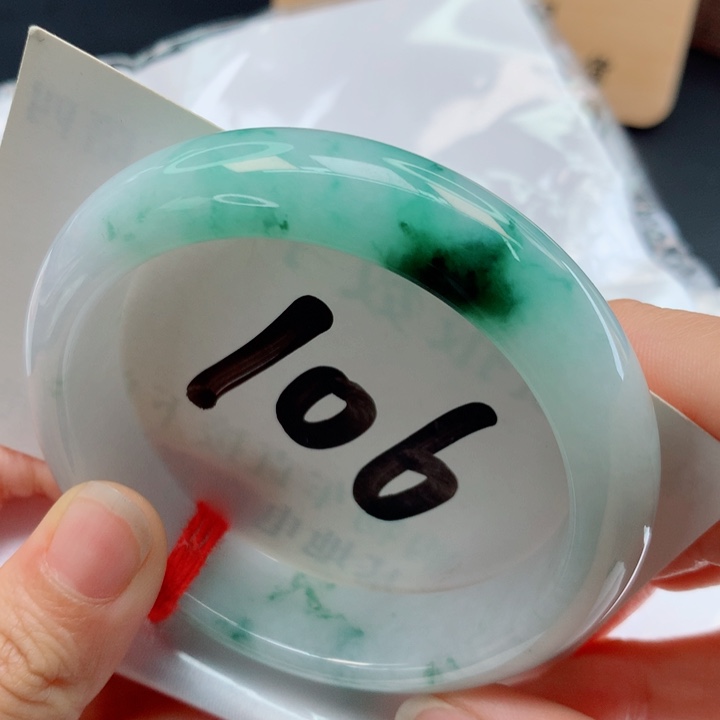 翡翠未镶嵌手镯飘绿