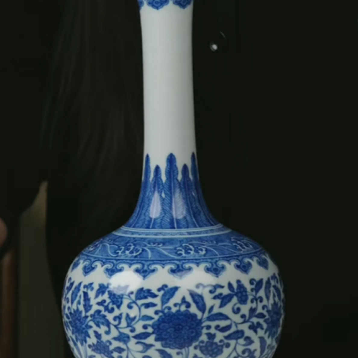 Y青花缠枝莲纹长颈瓶