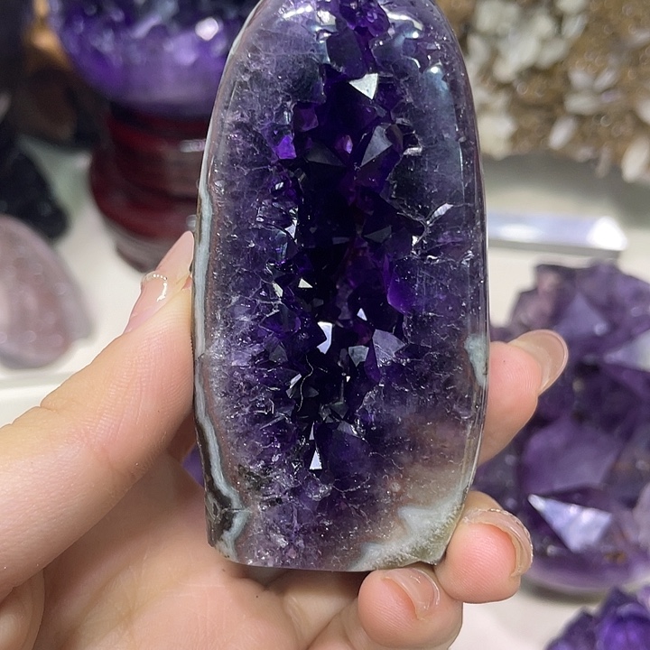 辰***子紫晶未镶嵌大型摆件（非配饰）
