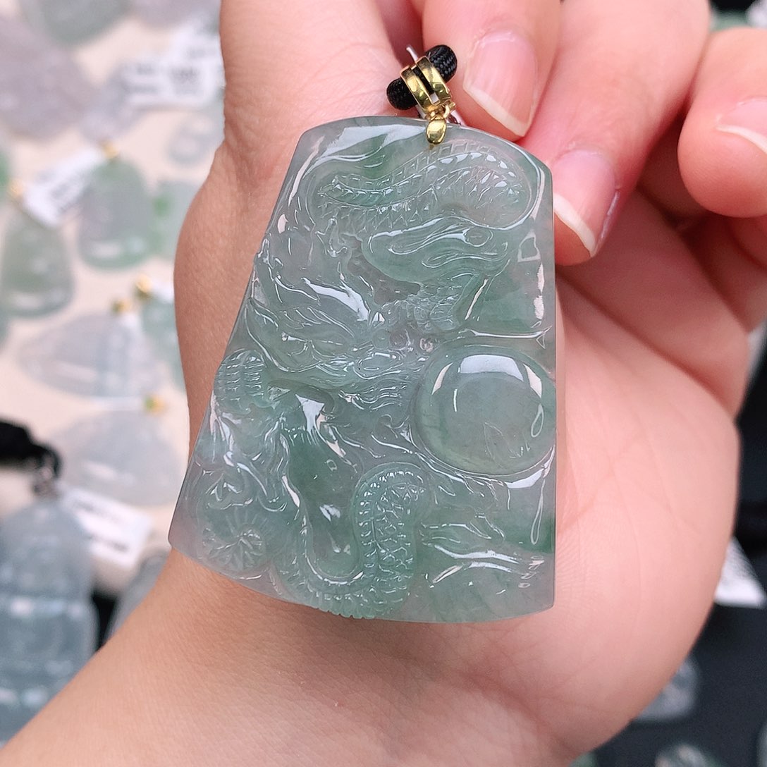 翡翠颈饰18K金镶嵌飘绿大龙牌