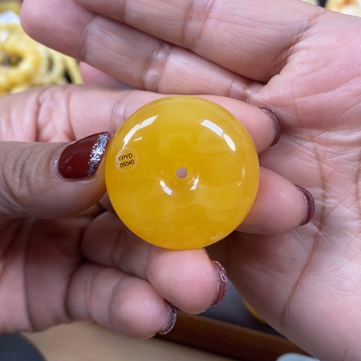 琥珀颈饰未镶嵌平安扣