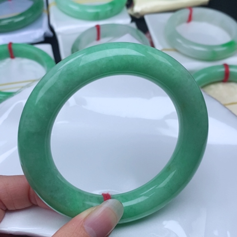 【闪购商品】翡翠戒指未镶嵌           圆条58.5 满绿