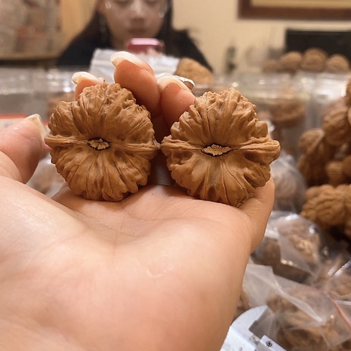 文玩核桃吊坠38平谷凹底尖有伤