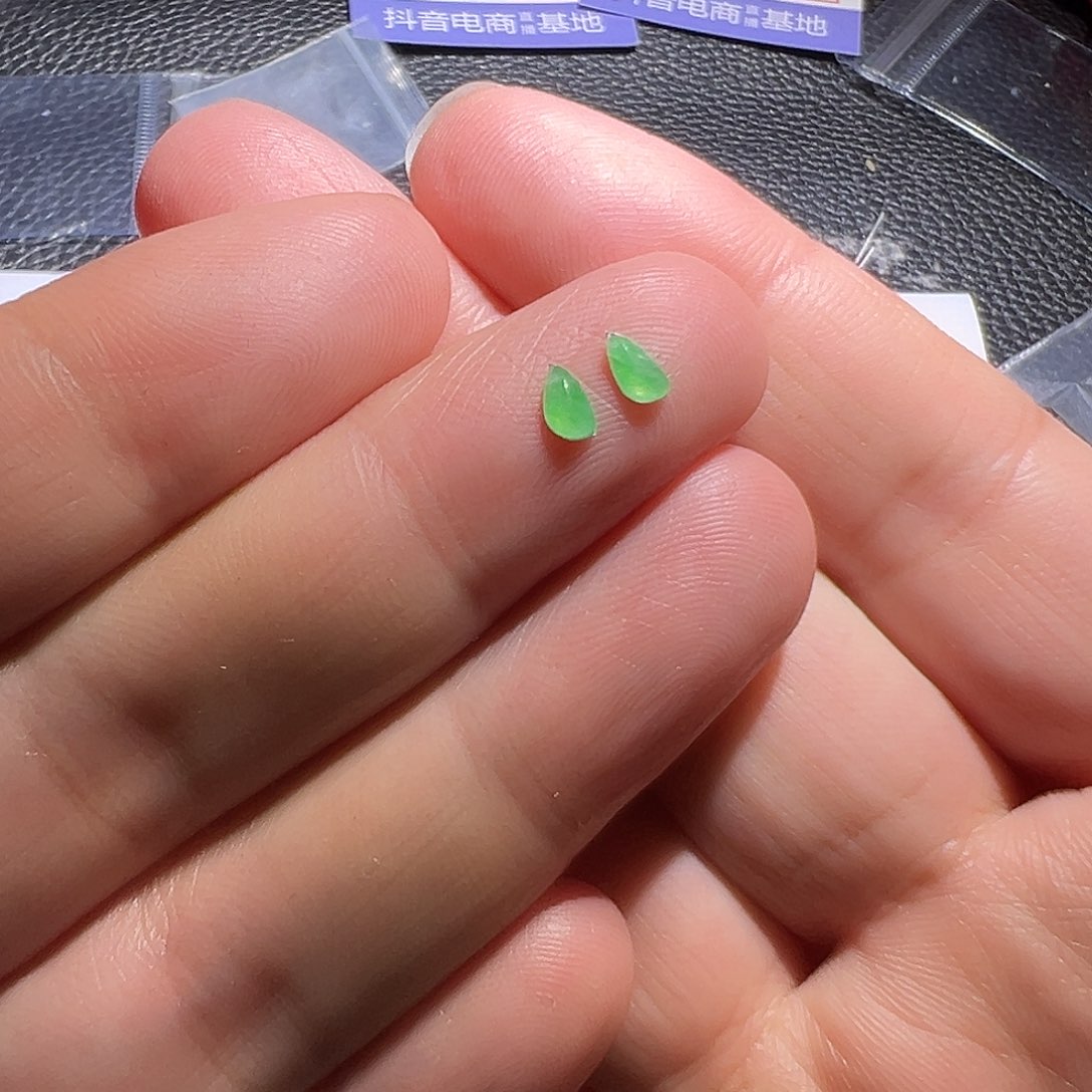 翡翠未镶嵌颈饰裸石