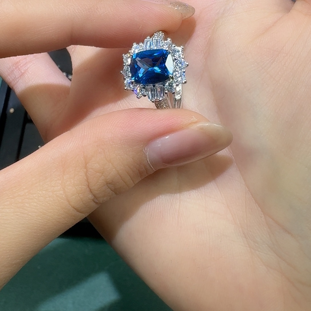 18K金镶嵌戒指蓝宝石