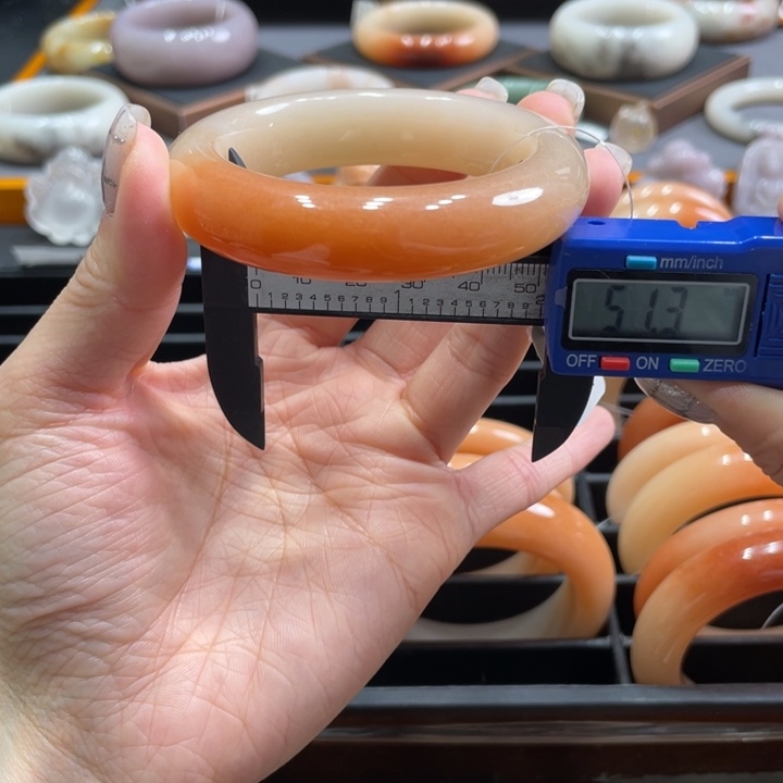 未镶嵌手镯石英质玉