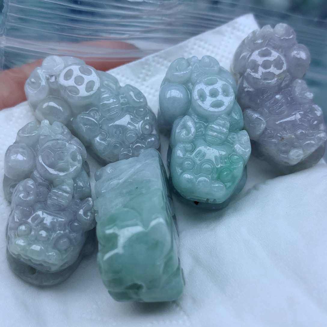 颈饰足铂镶嵌翡翠翡翠