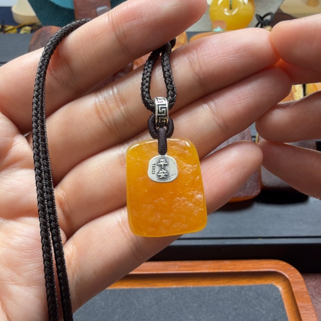 琥珀吊坠(赠链)未镶嵌