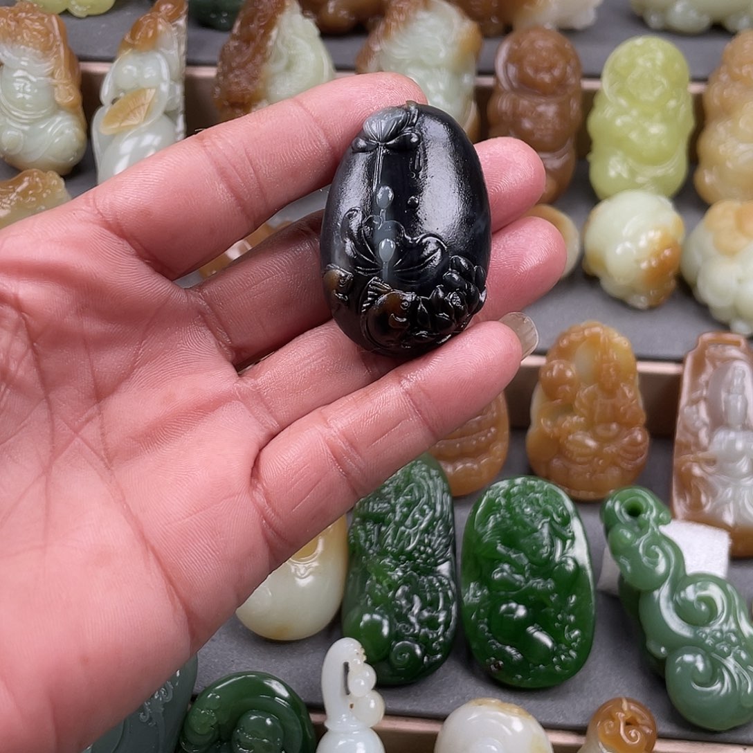 爱***倪和田玉未镶嵌颈饰